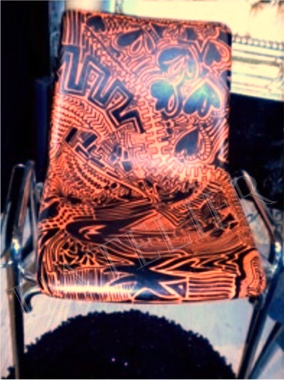 Chaise Vintage orange métal et plastique thermoformé +  Dessins Maori. Style "Arty".