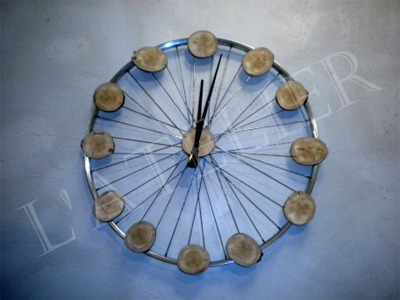 Horloge roue de vélo et rondelles de bois